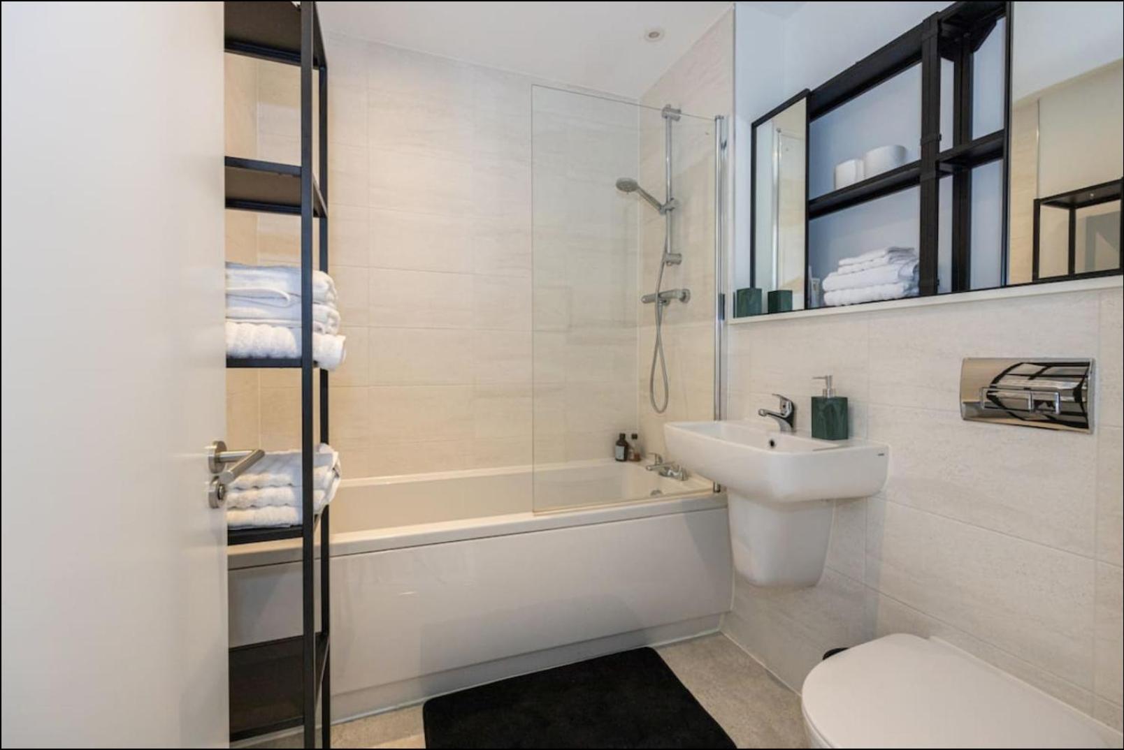 Elegance Retreat - 2 Bed Holiday Home With Parking Manchester Ngoại thất bức ảnh