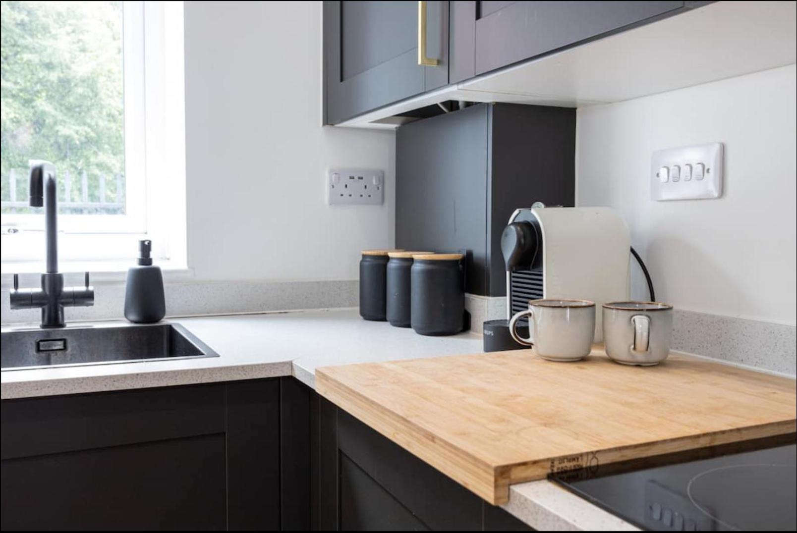 Elegance Retreat - 2 Bed Holiday Home With Parking Manchester Ngoại thất bức ảnh